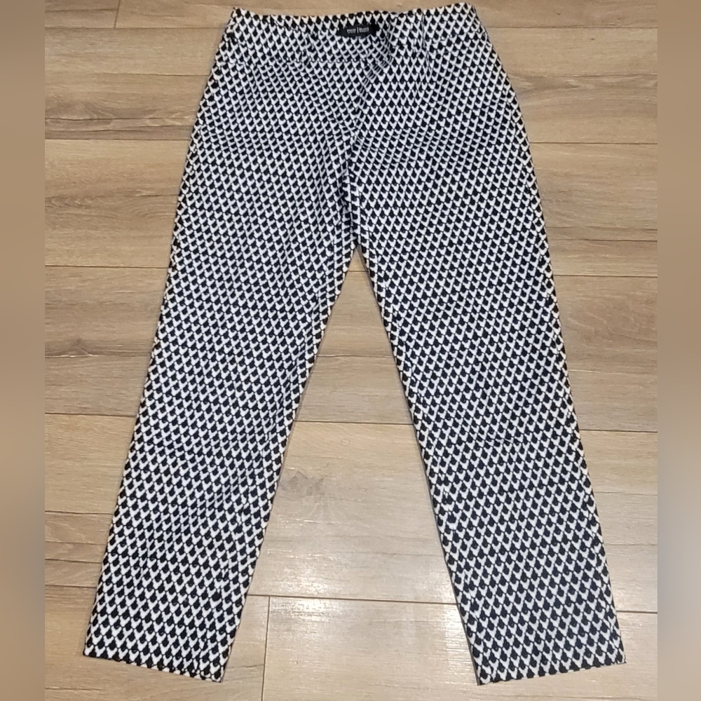 White house black market black and white ankle pants size 4